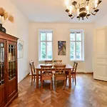 Central & Charming Viennese Flat