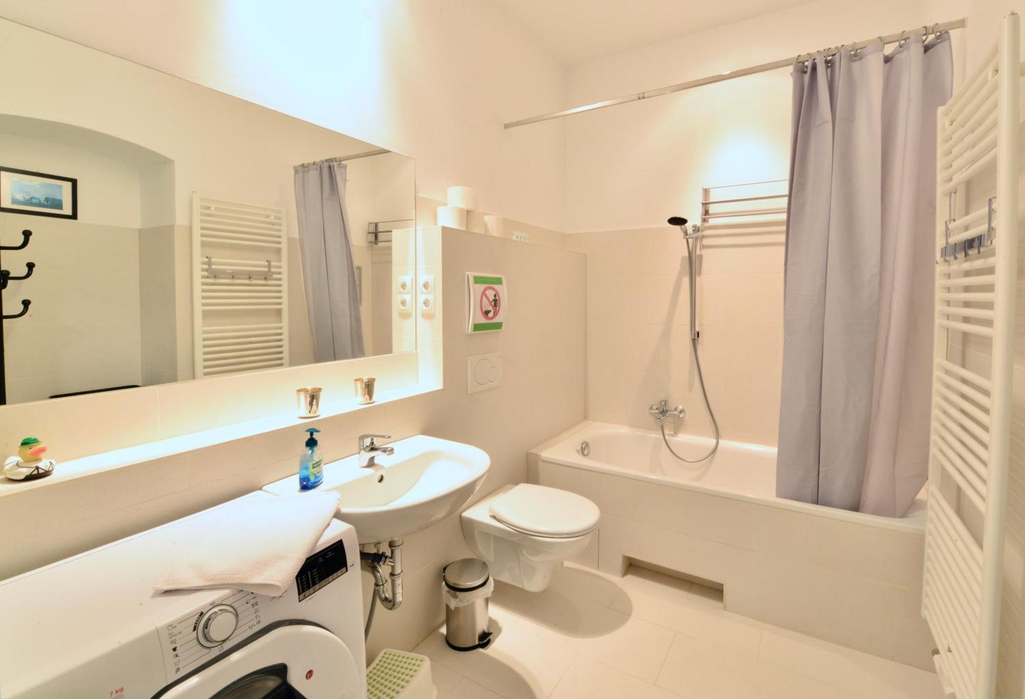 & Charming Viennese Flat *