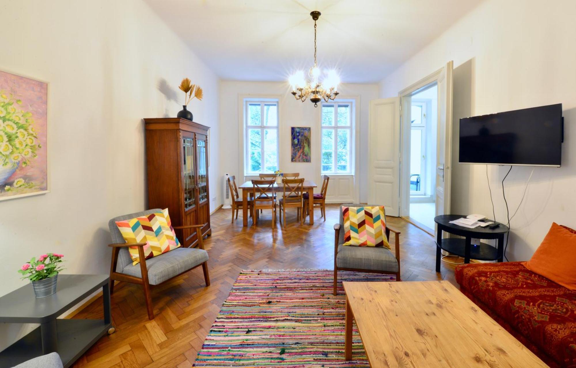 & Charming Viennese Flat Apartment