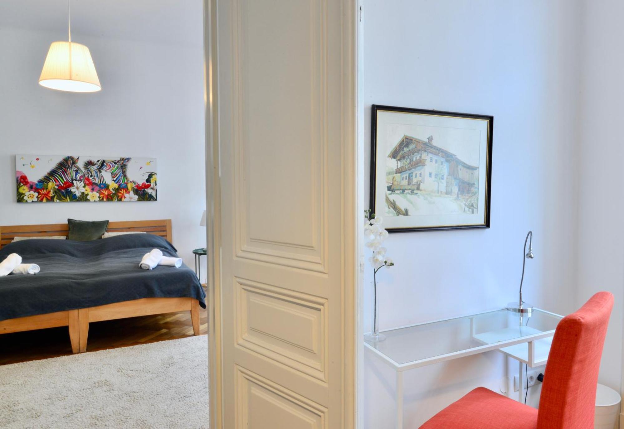 & Charming Viennese Flat *